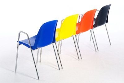 Kunststoffstühle in verschiedenen Farben